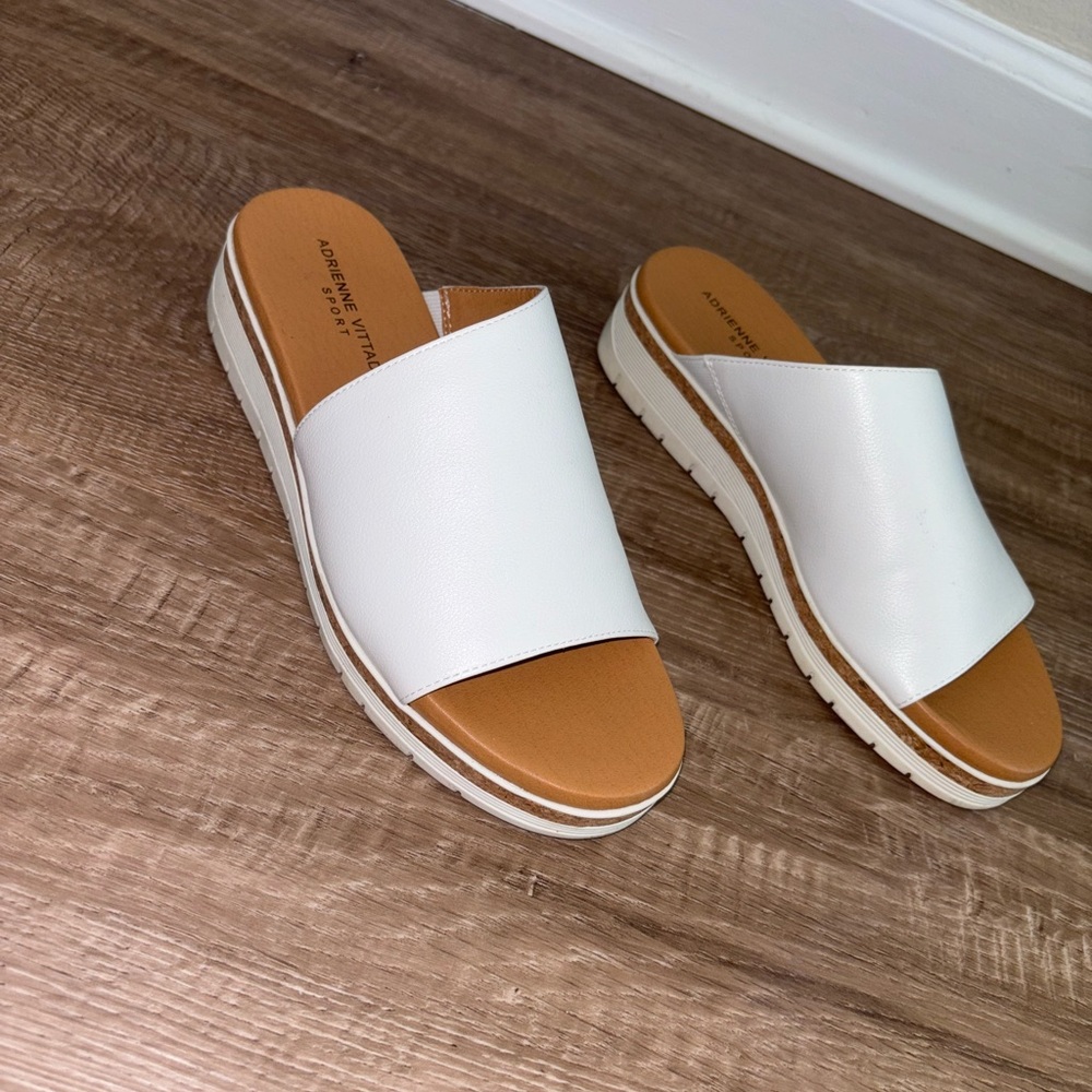 ADRIENNE VITTADINI
Provence Platform Slide Sandal In White - Picture 4 of 7